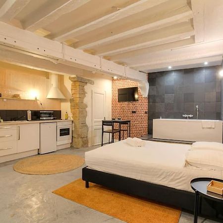 Industrial-Style Studio With Bathtub, Vieux-Lyon Eksteriør billede