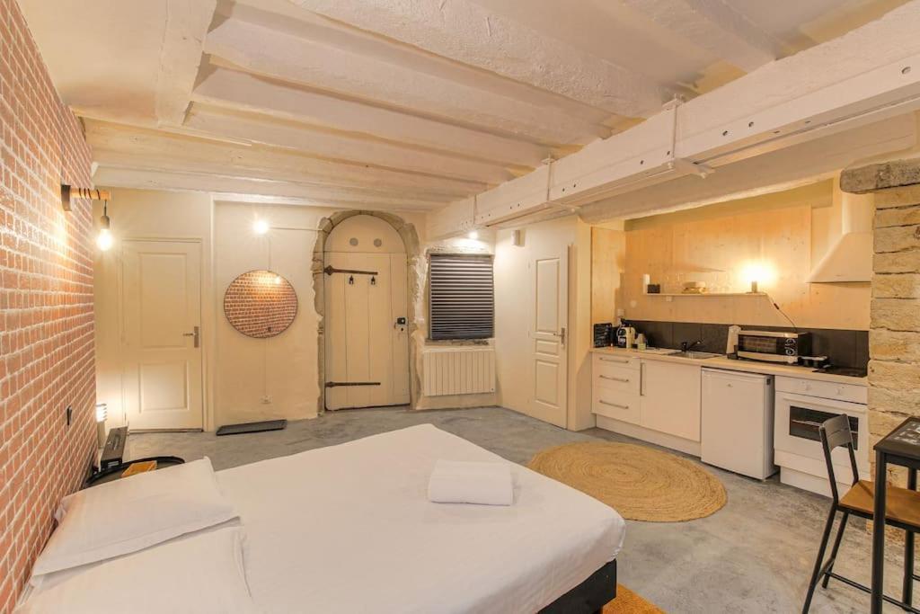 Industrial-Style Studio With Bathtub, Vieux-Lyon Eksteriør billede