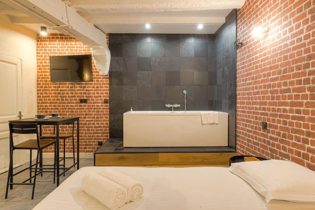 Industrial-Style Studio With Bathtub, Vieux-Lyon Eksteriør billede