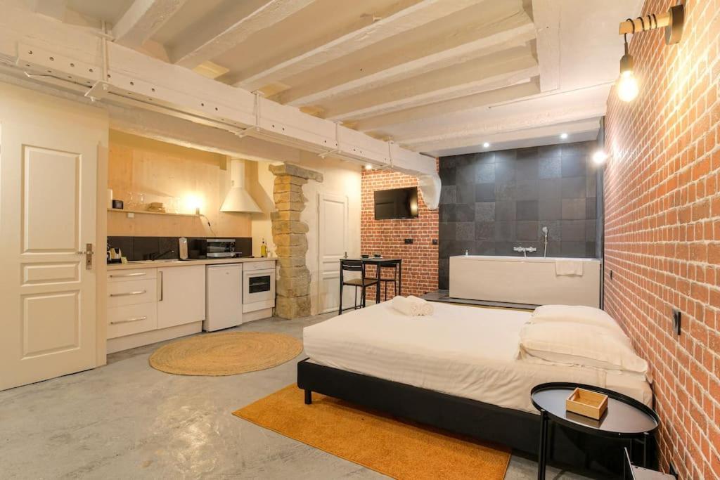 Industrial-Style Studio With Bathtub, Vieux-Lyon Eksteriør billede