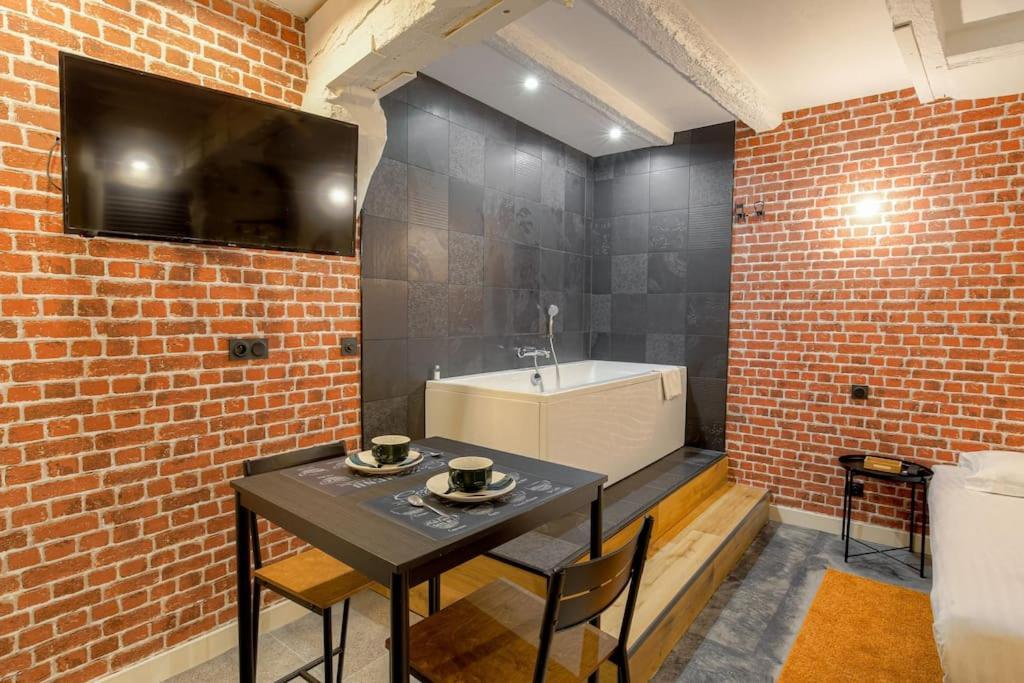 Industrial-Style Studio With Bathtub, Vieux-Lyon Eksteriør billede