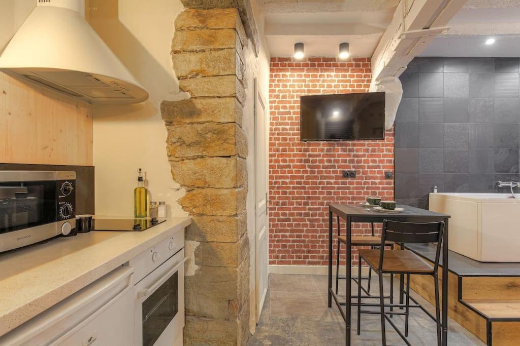 Industrial-Style Studio With Bathtub, Vieux-Lyon Eksteriør billede
