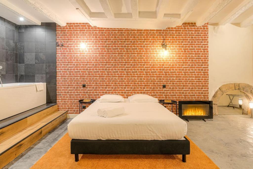Industrial-Style Studio With Bathtub, Vieux-Lyon Eksteriør billede