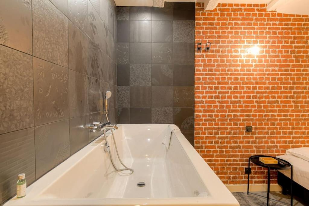 Industrial-Style Studio With Bathtub, Vieux-Lyon Eksteriør billede