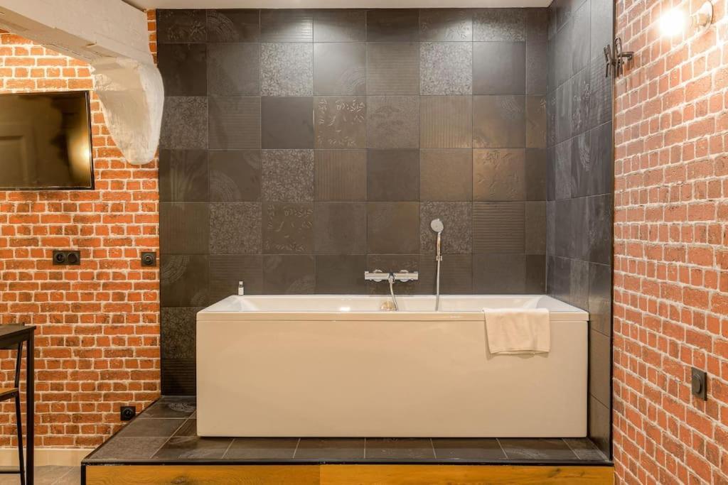 Industrial-Style Studio With Bathtub, Vieux-Lyon Eksteriør billede